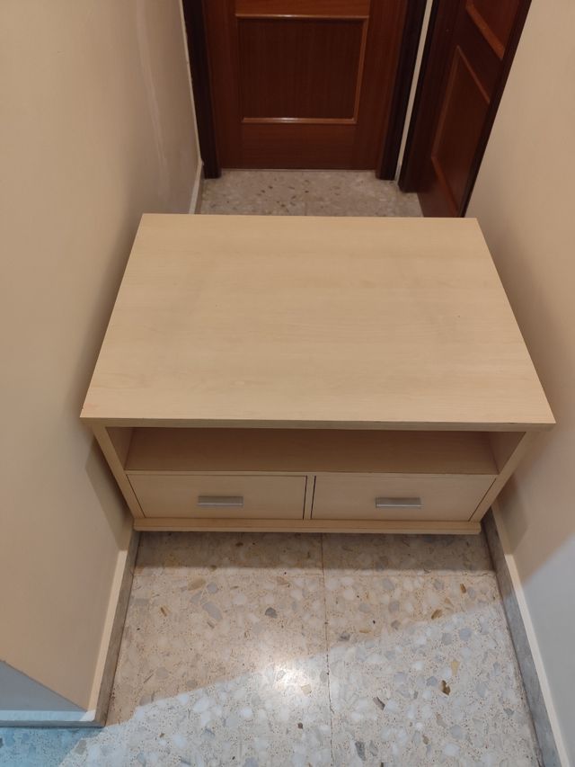 Mesa TV beige con ruedas
