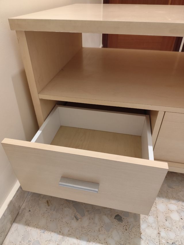 Mesa TV beige con ruedas