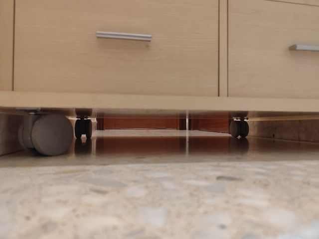 Mesa TV beige con ruedas