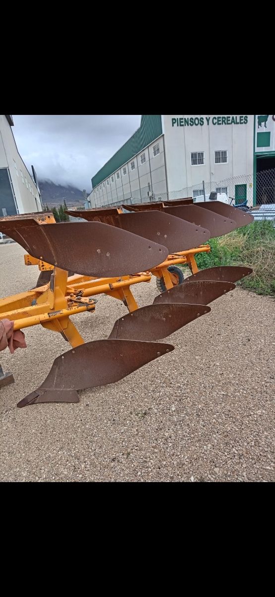 Vertederas agrícolas usadas Están en Yecla