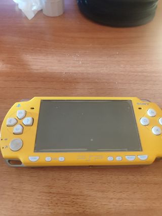 PSP 104 gialla - Sony console