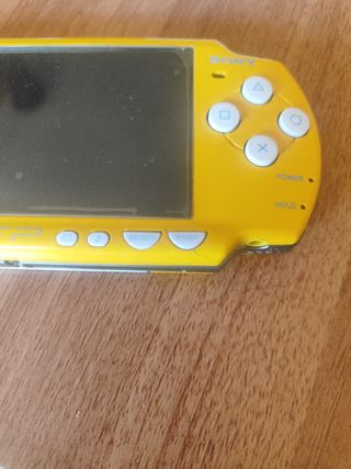 PSP 104 gialla - Sony console