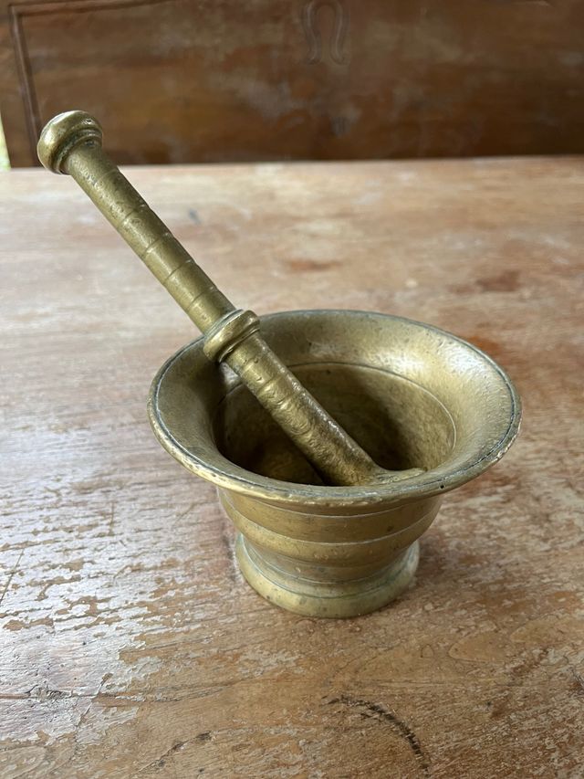 Mortero bronce antiguo