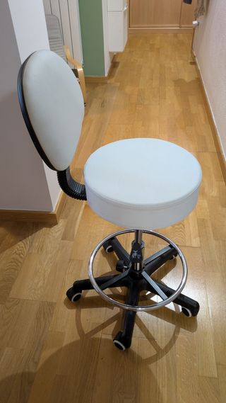 Taburete blanco regulable con respaldo