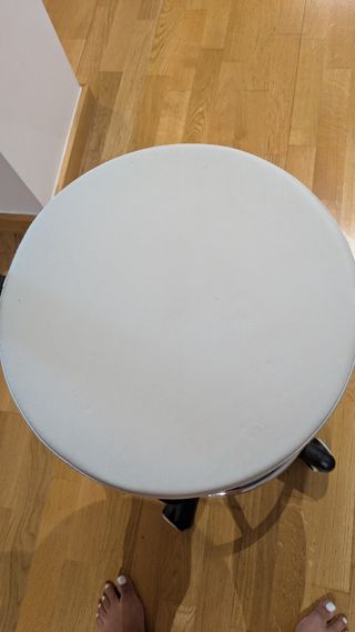 Taburete blanco regulable con respaldo