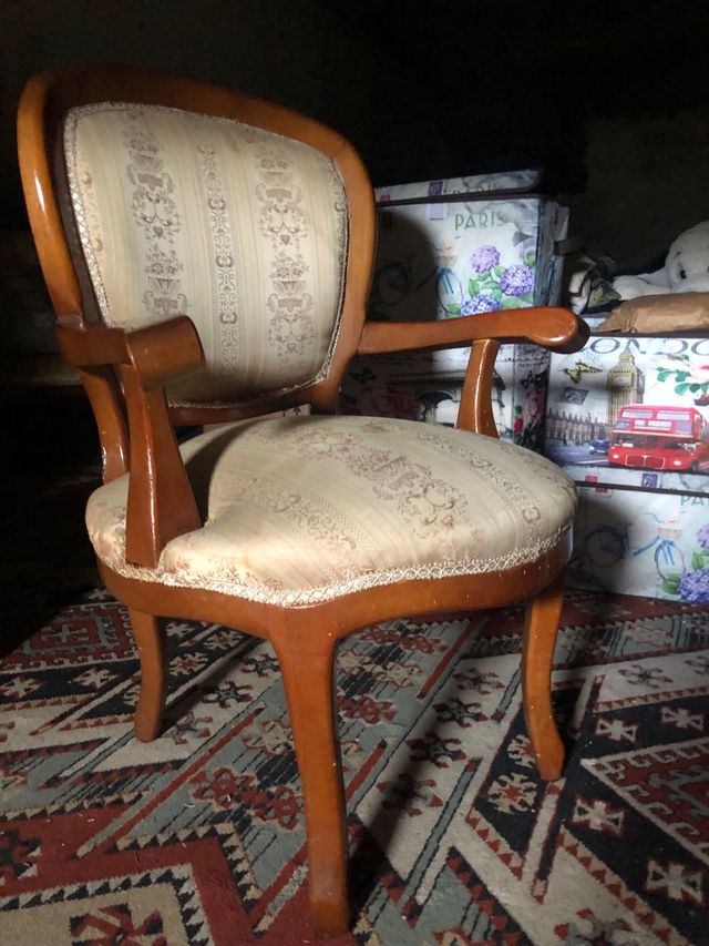 Silla antigua de madera y tela