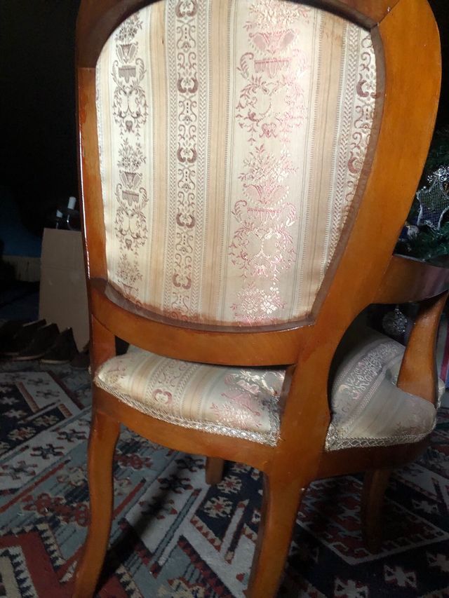 Silla antigua de madera y tela