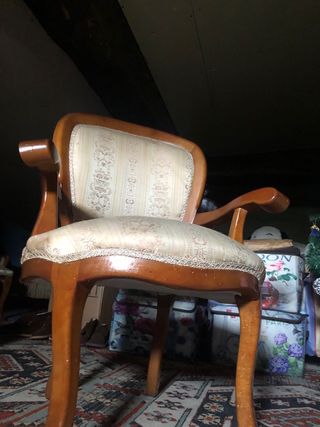 Silla antigua de madera y tela
