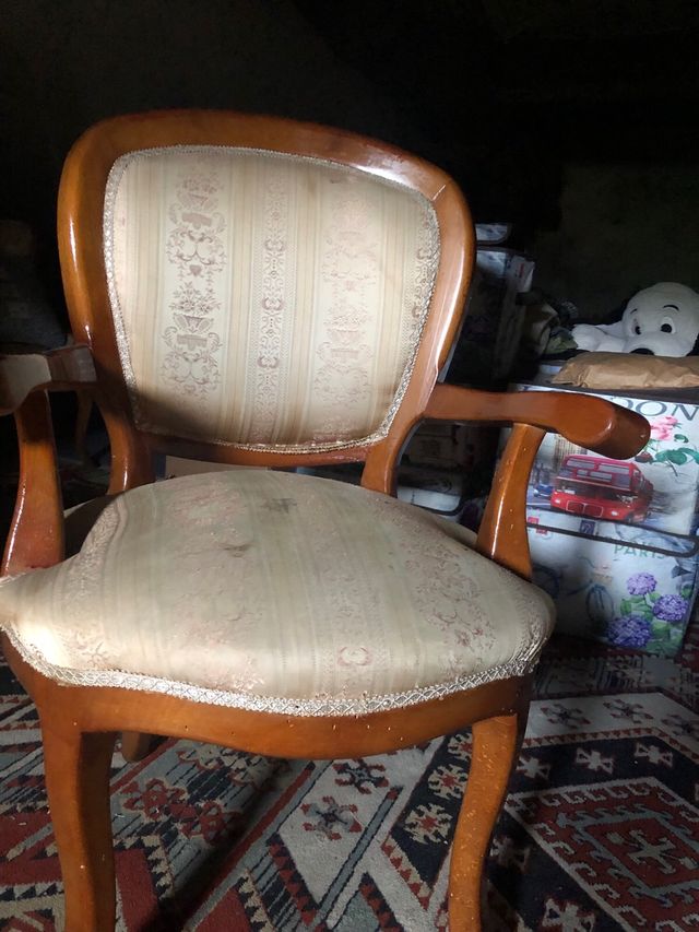 Silla antigua de madera y tela