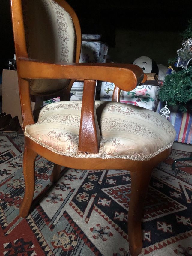 Silla antigua de madera y tela