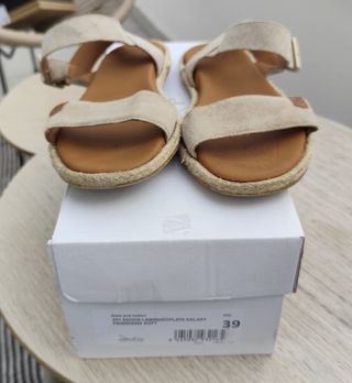 Sandalias planas beige