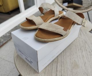 Sandalias planas beige