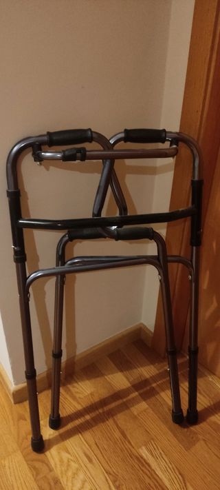 Andador plegable para personas mayores