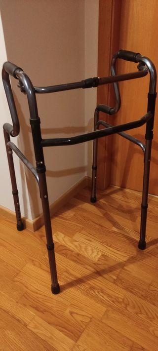 Andador plegable para personas mayores