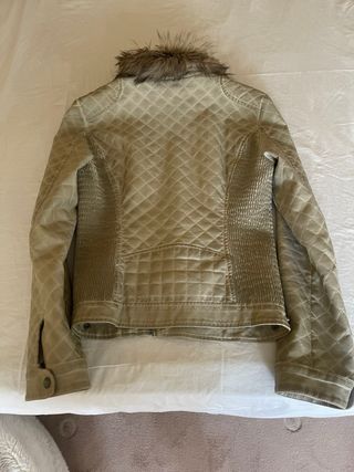 Chaqueta GUESS beige acolchada