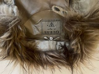 Chaqueta GUESS beige acolchada