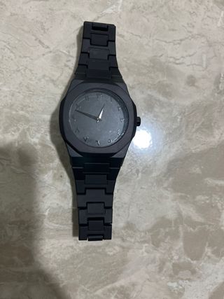 Reloj negro minimalista