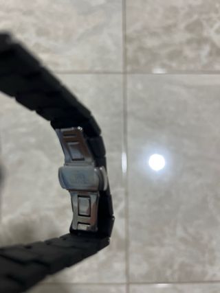 Reloj negro minimalista