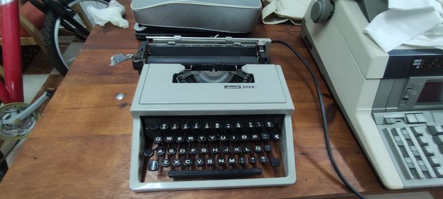 Máquina escribir Olivetti Dora