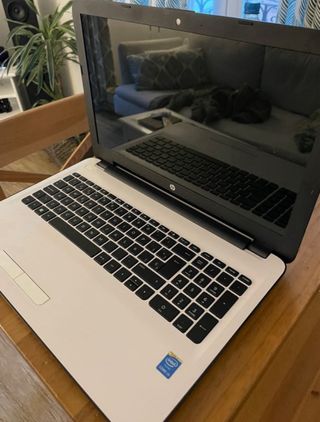 Portátil HP Core i3 Blanco. Funciona perfectamente