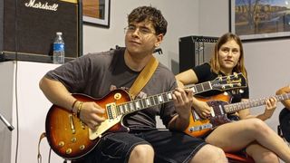 Profesor de guitarra eléctrica, española y bajo!