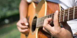 Profesor de guitarra eléctrica, española y bajo!