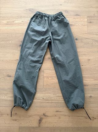 pantalón parachute de Zara