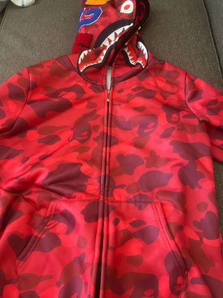 Sudadera roja shark