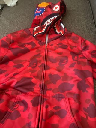 Sudadera roja shark
