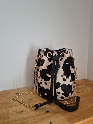 Bolso bombonera vaca | Blanco y negro