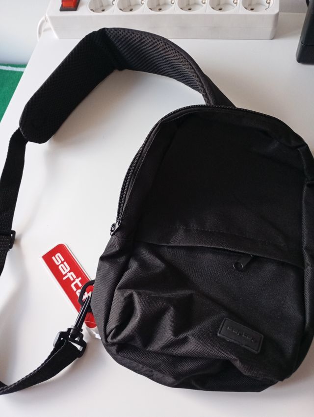 2 mochilas negras: bandolera y espalda. Nuevas.