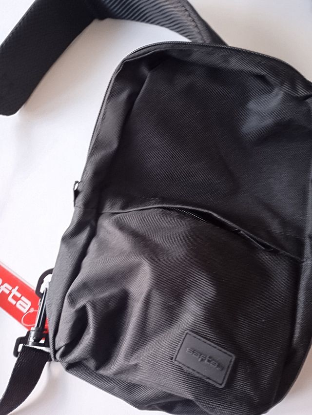 2 mochilas negras: bandolera y espalda. Nuevas.