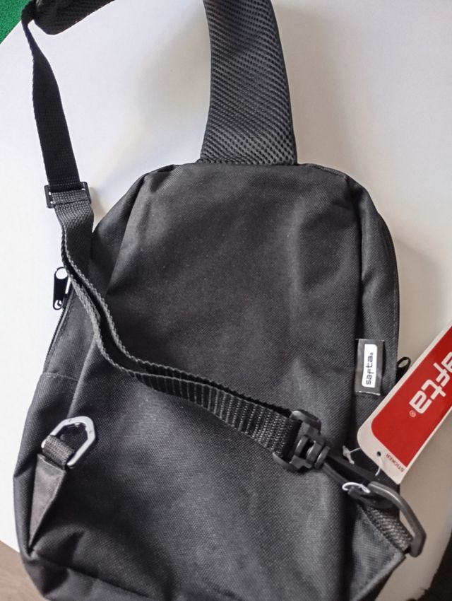 2 mochilas negras: bandolera y espalda. Nuevas.