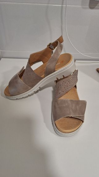 Sandalias Doctor Cutillas beige, puestas una vez.