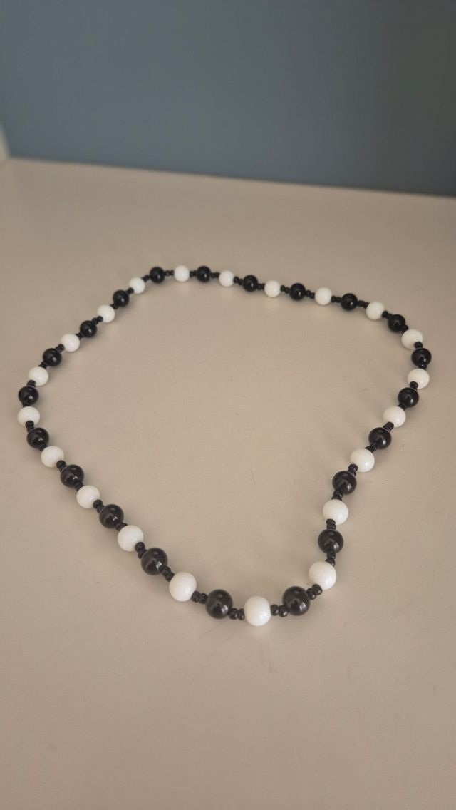 Collar blanco y negro