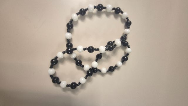 Collar blanco y negro