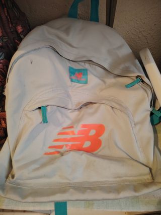 Mochila Milan flores y New Balance 