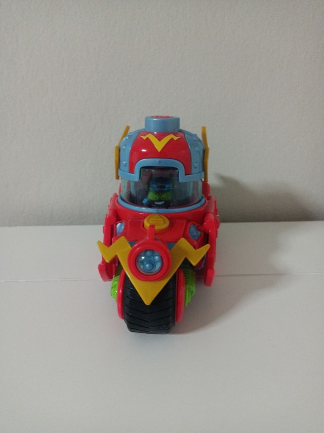 SuperThings Coche y Figura