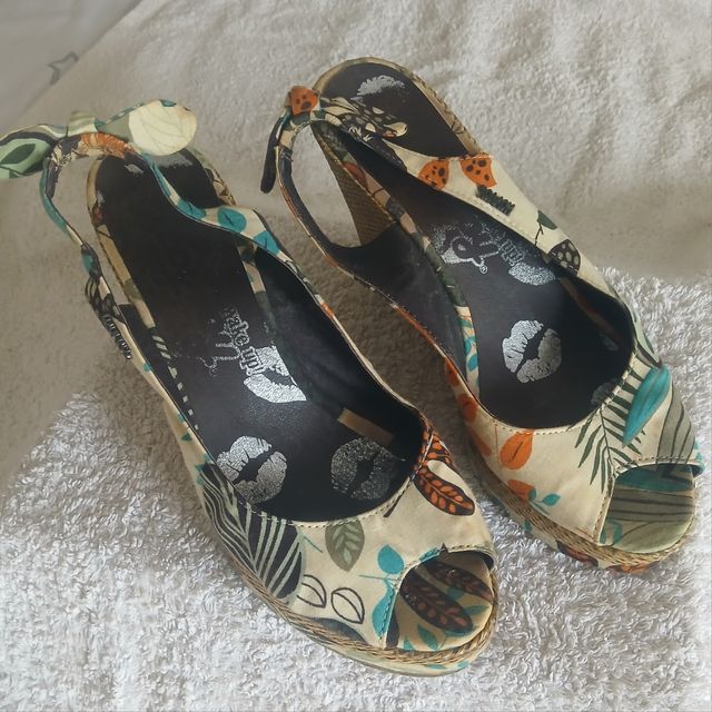 Zapatos cuña estampados