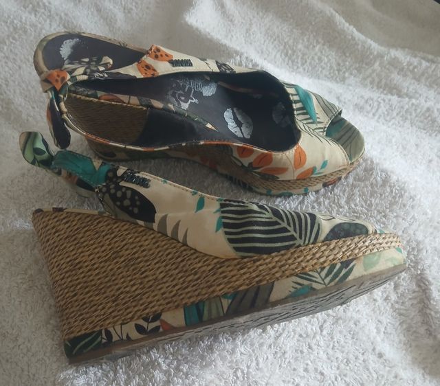 Zapatos cuña estampados