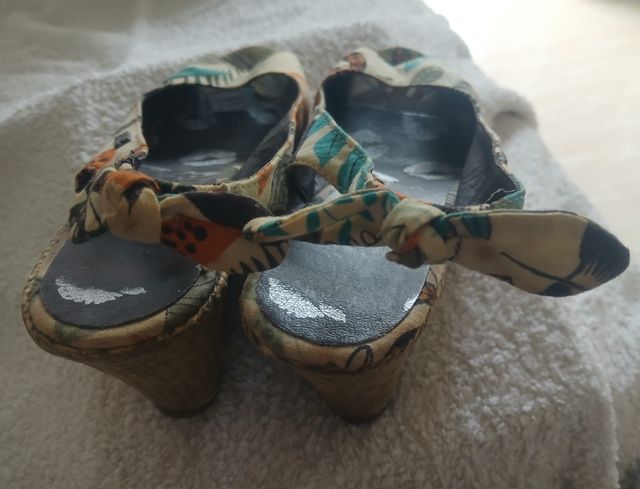 Zapatos cuña estampados
