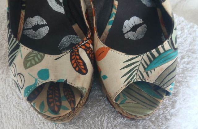 Zapatos cuña estampados