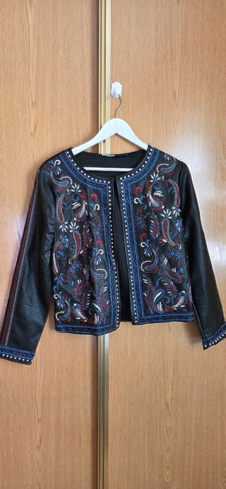 Chaqueta polipiel negra bordada - Talla L