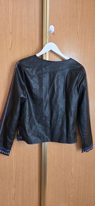 Chaqueta polipiel negra bordada - Talla L