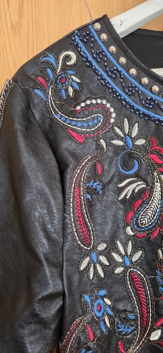 Chaqueta polipiel negra bordada - Talla L