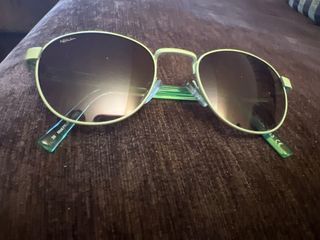 Estuche con gafas de sol 