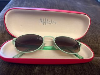 Estuche con gafas de sol 