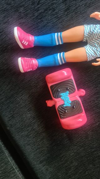 Muñeca Nancy con hoverboard