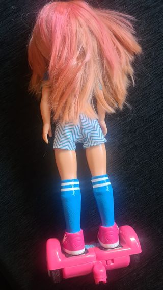 Muñeca Nancy con hoverboard