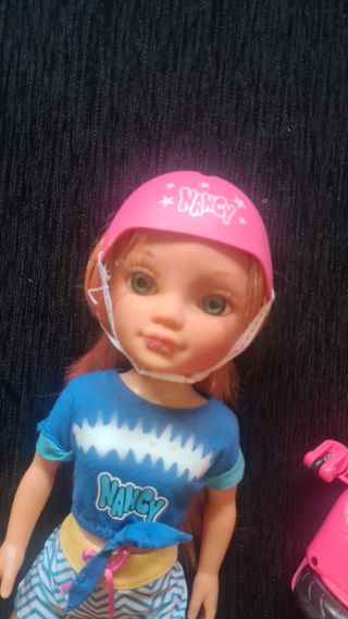 Muñeca Nancy con hoverboard